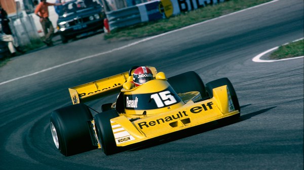 Renault Sport - Желтый Formula One на гоночной трассе